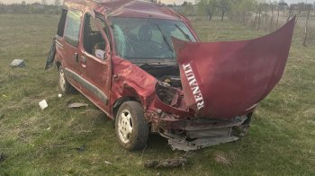 У селі на Львівщині внаслідок ДТП постраждав водій та 25-річний пасажир Renault