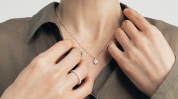 Як стильно носити підвіску з одним каменем?