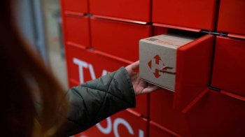 Посилку кладуть у поштомат "Нової пошти". Фото умовне