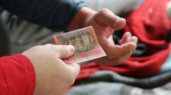 Матір з Львівщини оштрафували через крадіжку сина готівки з маршрутки