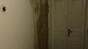 Квартиру заливає, а на стіні тріснула труба: пенсіонерка показала жахливі умови життя на вулиці Любінській