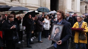 Сотні львів'ян прийшли попрощатися з актором та режисером Федором Стригуном