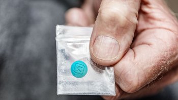 Людина тримає пластиковий пакет