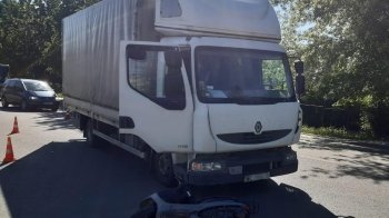 У Самборі скутерист влетів у вантажівку та дивом вижив