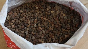 Польські митники виявили дев’ять кілограмів бурштину, які 53-річний українець сховав в своєму авто