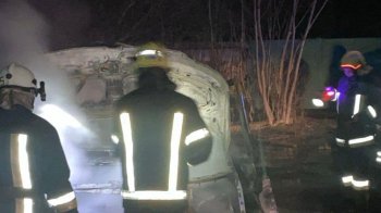 Рятувальники гасять автомобіль, який вибухнув біля Одеси, фото поліції