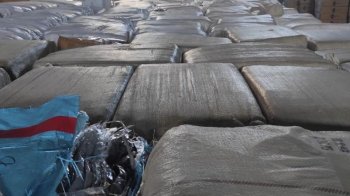 Мішки із гіманітаркою, яку чоловік перевозив через кордон