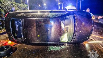 У Львові п’яний водій Škoda злетів з дороги та перекинувся