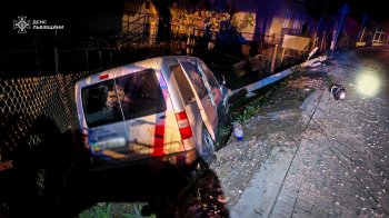 На Старознесенській у Львові авто влетіло в електроопору: водій у важкому стані