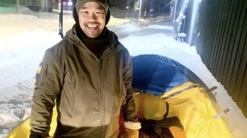 Американець ночує на морозі, щоб допомогти Україні