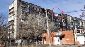 Не бачиш проблеми — нема проблеми: у Маріуполі окупанти замість ремонту покрівлі повішали простирадло