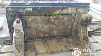 Просили зберегти балкон, а комунальники оббили фасад: у Львові шматки будівлі падають на землю