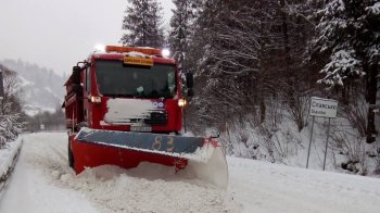 Через негоду на Львівщині дорожні служби працюють у посиленому режимі