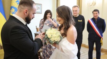 У Львові військовослужбовець одружився в кабінеті мера