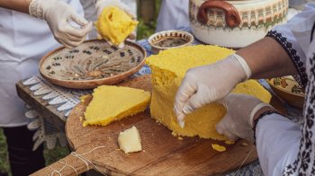 Як приготувати мамалигу з бринзою вдома: покроковий рецепт