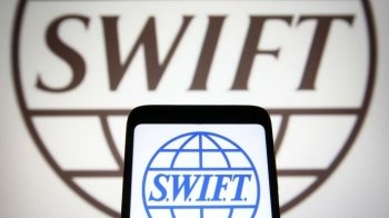 Які наслідки для Росії спричинить відключення від SWIFT