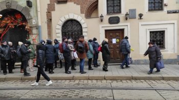 Як працює банківська система: Нацбанк обмежив зняття готівки та зафіксував гривню