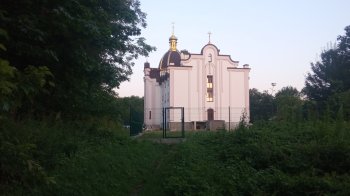 Забрали стежку, привласнили територію парку: львів’яни цікавляться чи законним є паркан навколо храму