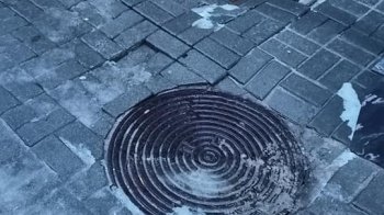 У Львові після заміни труби утворилось провалля в тротуарі (фото)