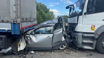 Кросовер затиснуло між двома вантажівками у ДТП поблизу Львова