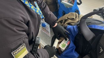 У Раві-Руській в американця виявили жуйки та спрей з канабідіолом