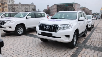 Урсула фон дер Ляєн передала правоохоронцям прифронтових територій України 50 позашляховиків