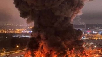 У Москві після вибухів зайнялась масштабна пожежа в торговому центрі, є загиблий (фото, відео)