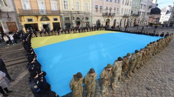 У центрі Львова з нагоди річниці урочисто заспівали Гімн України (фото)