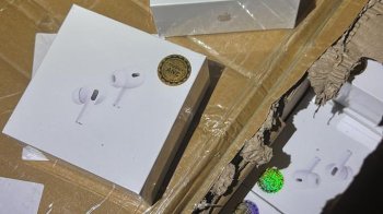 Митники виявили підроблені AirPods і ремені в вантажівці з Польщі