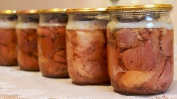 На Львівщині батько та донька потрапили до лікарні з ботулізмом після вживання тушонки