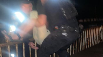 Поліцейські Львівщини стягнули з мосту матір чотирьох дітей, яка намагалася стрибнути