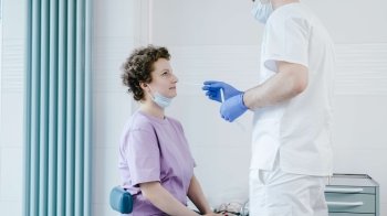 Перевірка на ковід: який тест обрати та як зробити його вдома