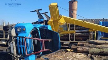 На Львівщині чоловік помер на роботі: його затисло краном