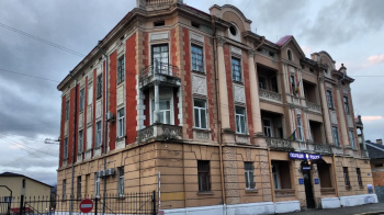 П’яний студент прийшов у поліцію через крадіжку телефону і пошкодив двері райвідділу в Дрогобичі
