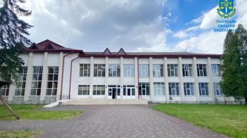 А на момент укладання договору в. о. директора санаторію був Дмитро Головко, який й підписав угоди.