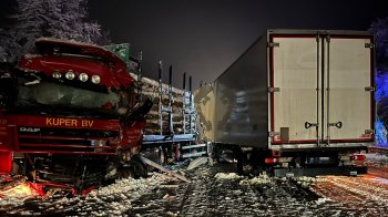 На Львівщині внаслідок зіткнення двох вантажівок постраждало троє осіб