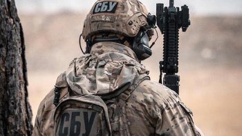 Втік за кордон, погрожував та закликав до дезертирства: СБУ затримала свого колишнього співробітника