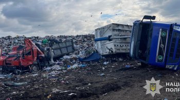 На сміттєзвалищі у Стрию зіткнулися дві вантажівки