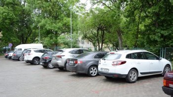 Стоянка для автомобілів. Фото умовне