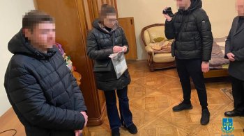 У Львові затримали чоловіка з партією готових до відправки наркотиків та психотропів