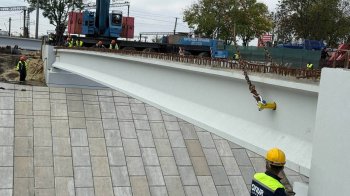 Будівельники встановили перші балки нового мосту на Рясне