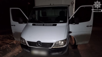 У Львові п'яний водій вантажного автомобіля пошкодив припарковане авто та втік