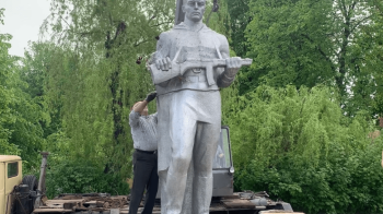 У Червонограді демонтували фігуру радянського солдата: роботи провели безкоштовно