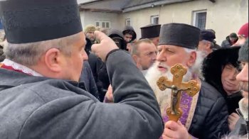 Релігійні війни: в Івано-Франківську віряни ПЦУ не поділили храм з парафіянами УПЦ МП (відео)