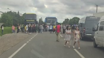 Працівники ТЦК вручили повістку водію автобуса: пасажири перекрили трасу на Львівщині