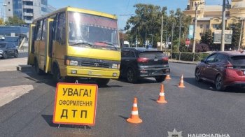 У Львові зіткнулися KIA та службовий автобус: постраждали 10 людей