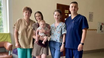 У Львові хірурги провели рідкісну операцію немовляті з перекрутом яєчника