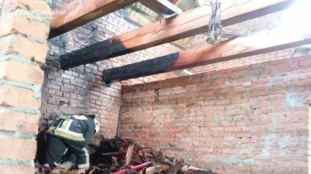 У Комарно горів будинок: спалахнули заготовані дрова 