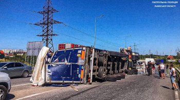 ДТП з вантажівкою біля Винників