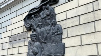 З будинку у центрі Львова зняли скульптурну композицію радянських часів